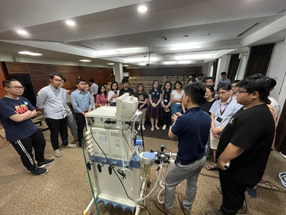 The technician of Drager company (in blue shirt) presenting about Anaesthesia Machine