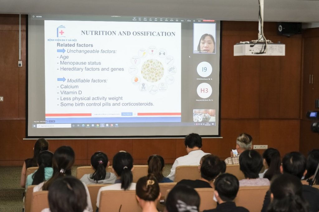 TS.BS. Nguyễn Thùy Linh (Phó Trưởng khoa Dinh dưỡng, Bệnh viện Đại học Y Hà Nội) trình bày trực tuyến bài thuyết trình của mình