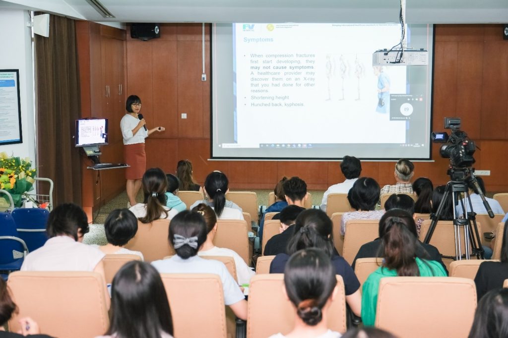 BS.CKI Nguyễn Nam Bình (Trung tâm Điều trị đau, Bệnh viện FV) đã trình bày về cách quản lý đau trong gãy xương do loãng xương