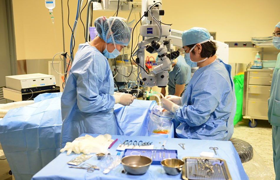 Prof. Donald Tan (right) performs surgery at FV Hospital 