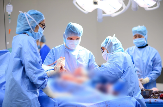 Bác sĩ Trương Hoàng Vĩnh Khiêm và ê-kip thực hiện ca phẫu thuật cho bé Silvy.
