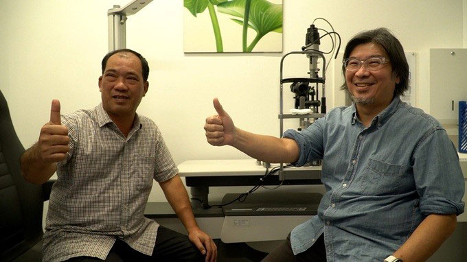 Prof. Donald Tan is delighted with Mr. Dung’s spectacular recovery (left) after his corneal transplant