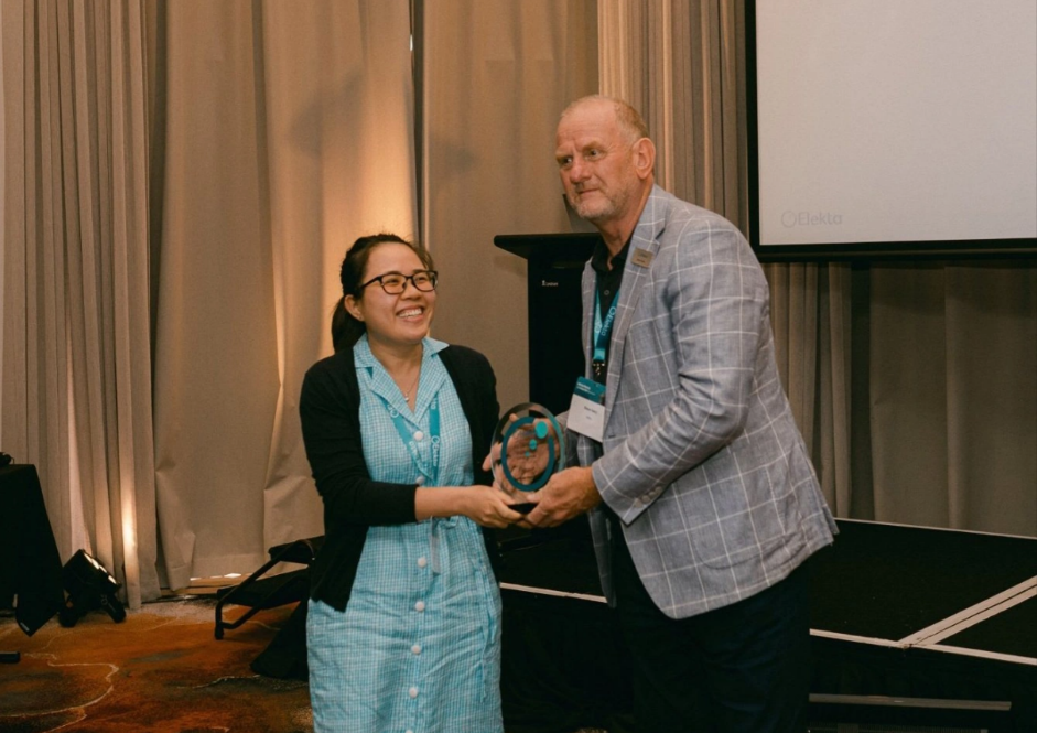 Dr Nguyen Huynh Ha Thu receives the "Best Poster Presentation" award at an international cancer conference.