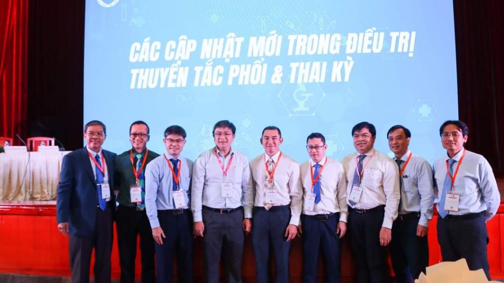 Dr Ly Quoc Thinh, Specialist Level II, takes a commemorative photo with other experts.