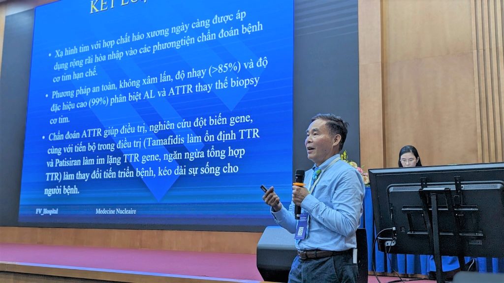 Bác sĩ Nguyễn Văn Tế - Trưởng khoa Y học Hạt nhân, Bệnh viện FV báo cáo tại hội nghị.