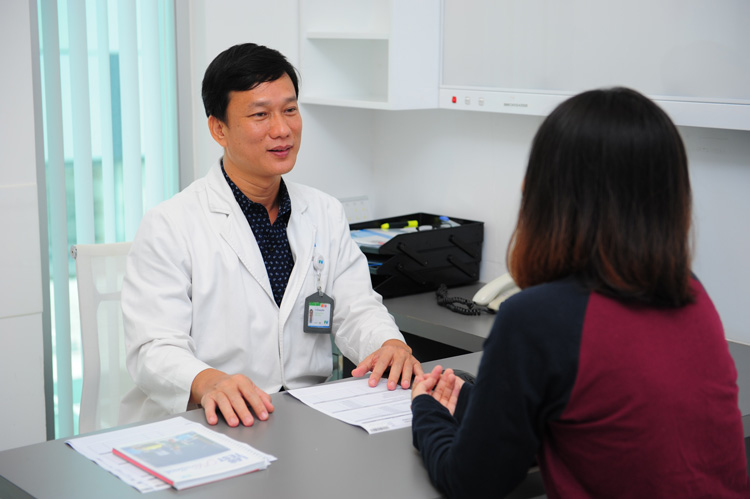 Dr Do Quang Minh advises patients on the treatment of bladder cancer.