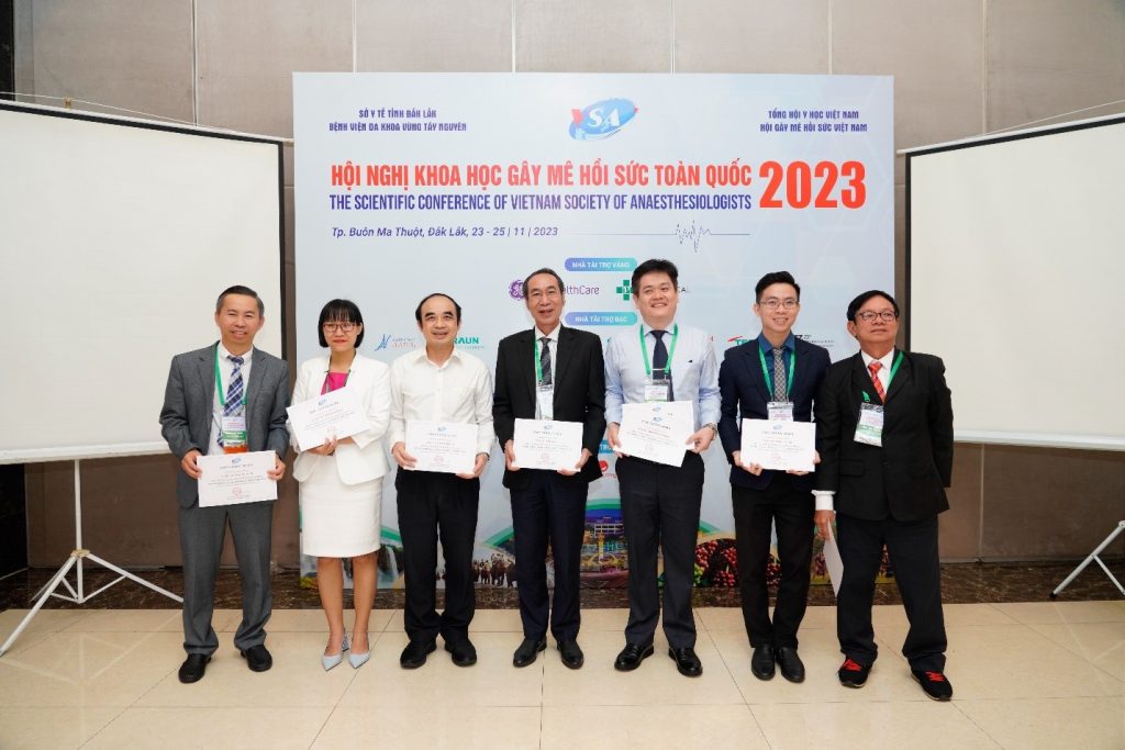 Dr Nguyen Nam Binh, Specialist Level I, and Dr Pham Hoang Manh with other experts at the conference.