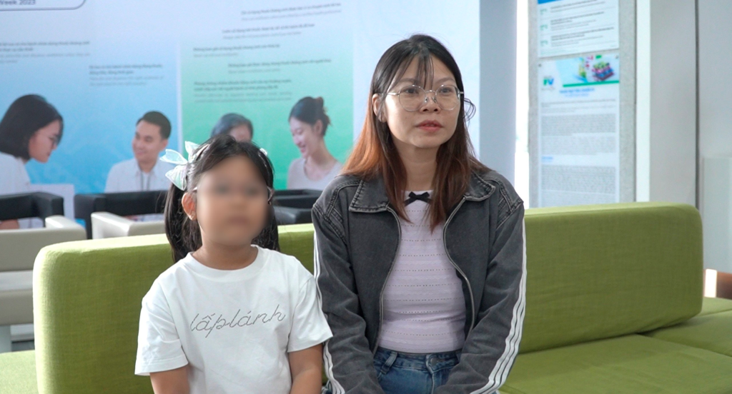 Chị Phan Thị Ngọc Trâm chia sẻ kết quả tập nhược thị khả quan của con tại FV