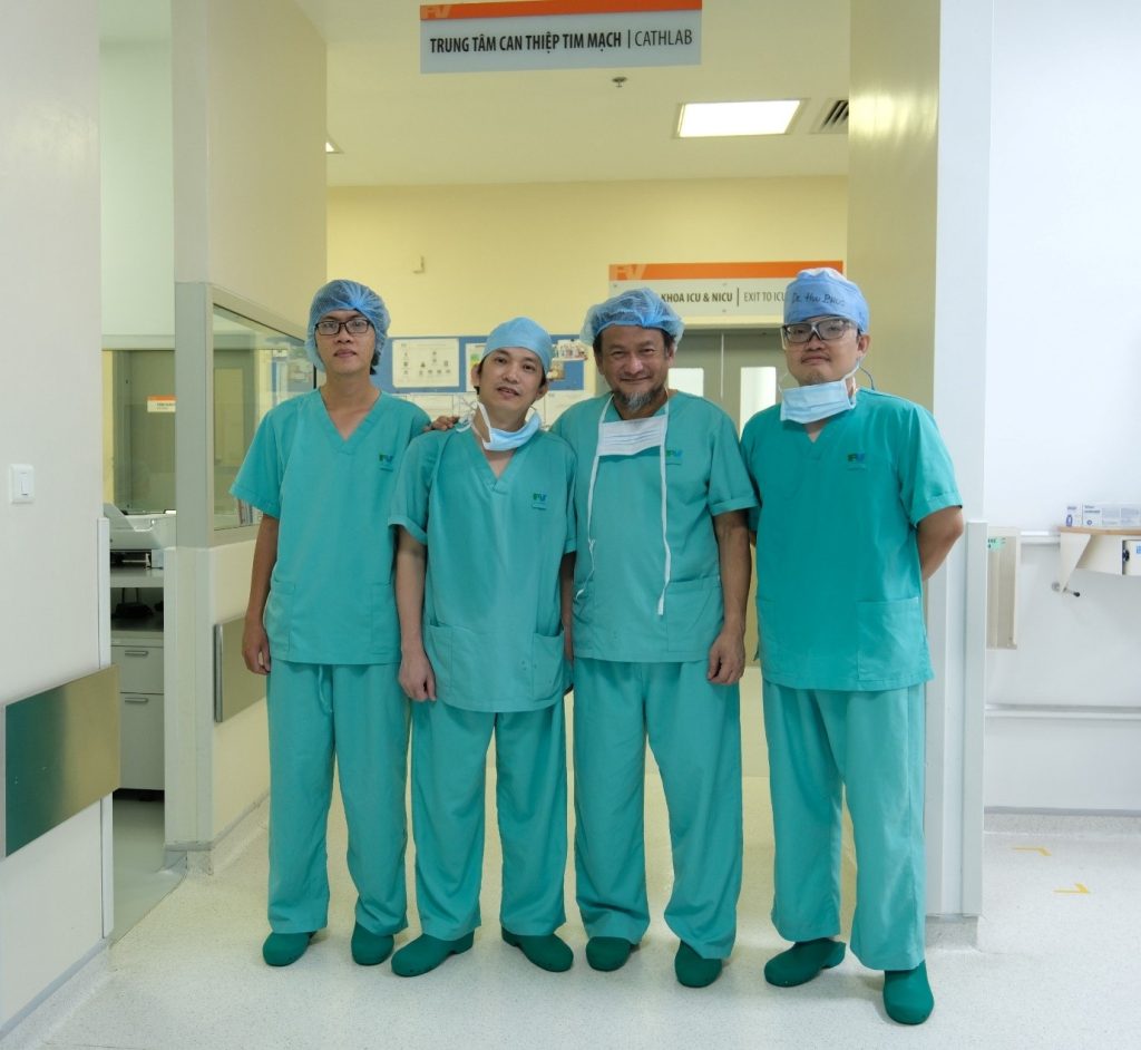 TS.BS.Hồ Minh Tuấn và BS. Datuk Rosli Mohd Ali (thứ ba và thứ tư từ trái sang) cùng ekip phẫu thuật tim mạch của Bệnh viện FV 