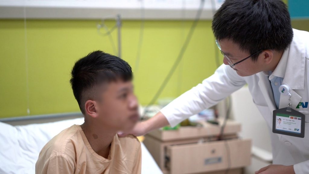 An FV doctor assists Dr McKinnon by re-examining Hao.