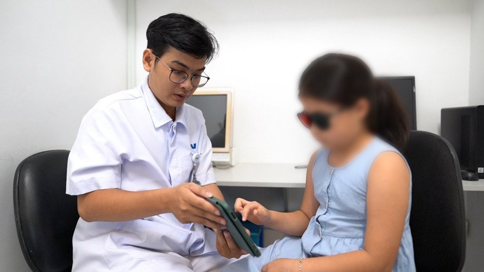 Chuyên viên khúc xạ nhãn khoa của Bệnh viện FV hướng dẫn trẻ thực hành bài tập nhược thị 