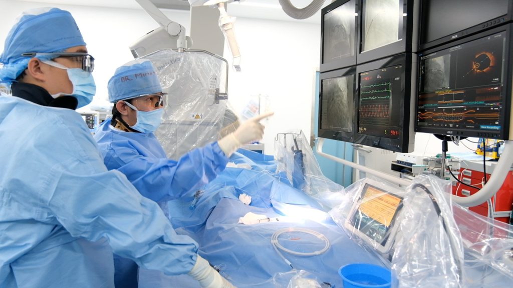 Tiến sĩ, Bác sĩ Hồ Minh Tuấn - Trưởng khoa Tim, Bệnh viện FV đang thực hiện kỹ thuật OCT trong phòng Cathlab