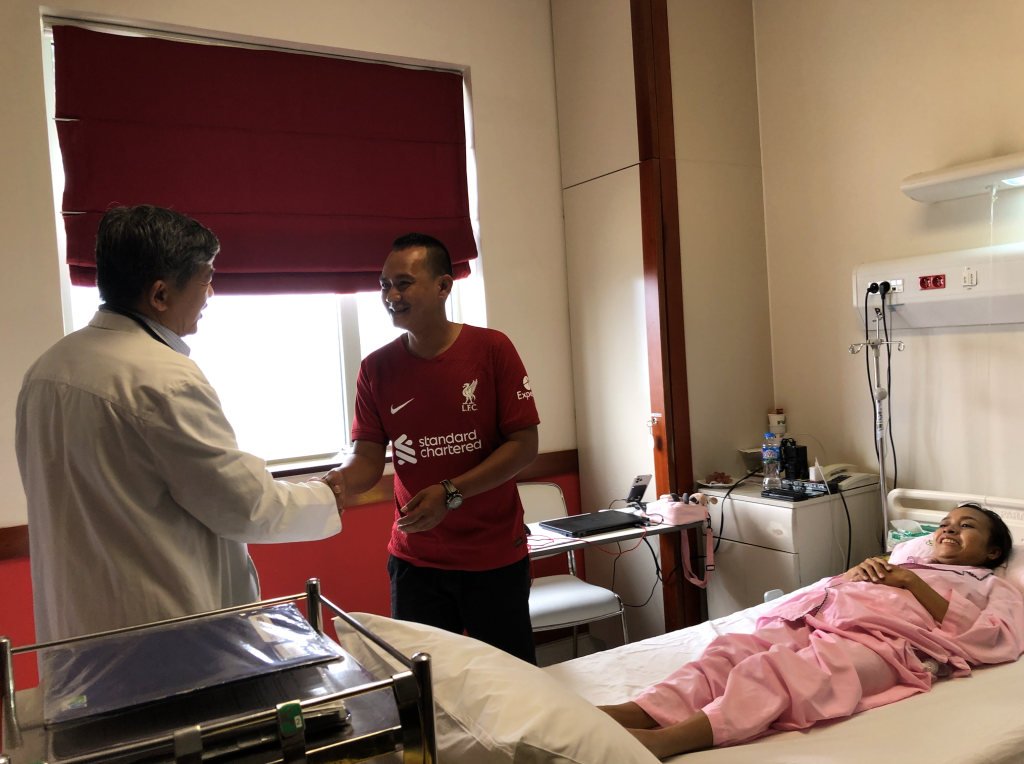 Anh Muth Sothya cảm ơn bác sĩ Tuấn và ekip bệnh viện FV đã cứu sống vợ mình 