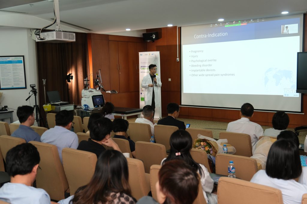 Dr Pham Hoang Manh (Pain Clinic, FV Hospital) delves deeper into the method of "high-frequency radiofrequency ablation of knee joint nerve branches."