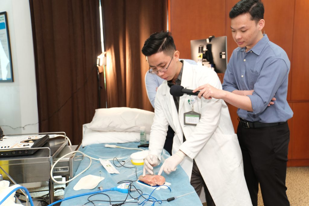 Bác sĩ Phạm Hoàng Mạnh hướng dẫn thực hành tại sự kiện