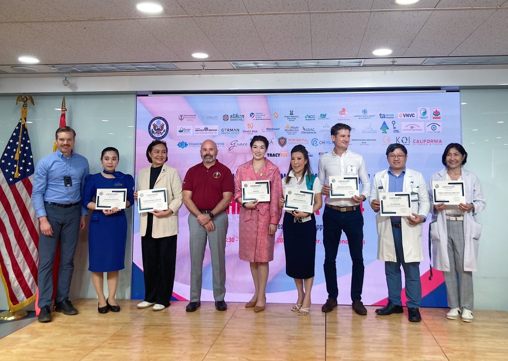 Bác sĩ Hoàng Quang Minh (Thứ 2 từ phải qua) đại diện các chuyên gia từ FV nhận thư cảm ơn từ Tổng Lãnh sự Quán Hoa Kỳ
