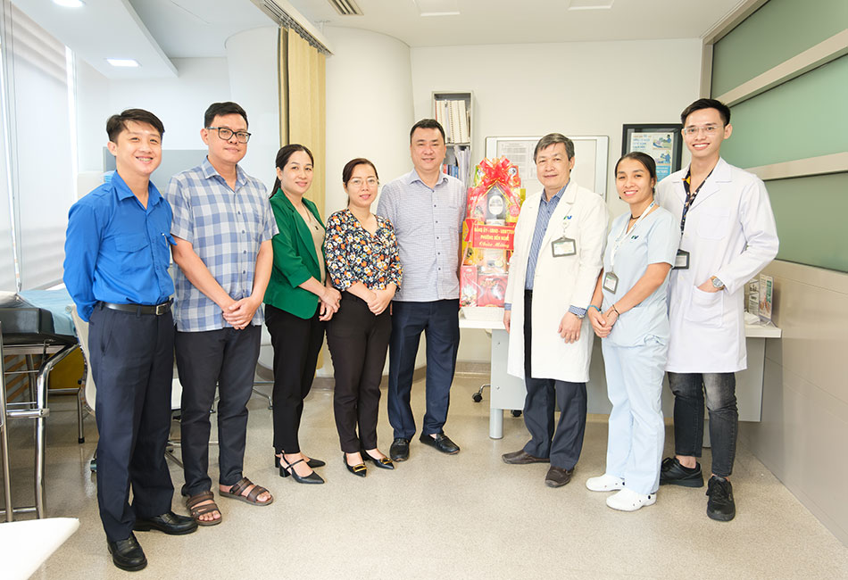 Ben Nghe ward executives congratulate Vietnamese Doctors' Day at FV Saigon General Clinic