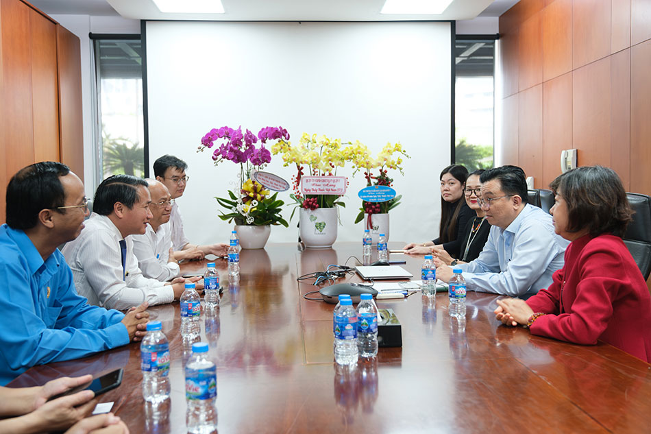 The traditional annual meeting between authority representatives of District 7 (left) and FV hospital