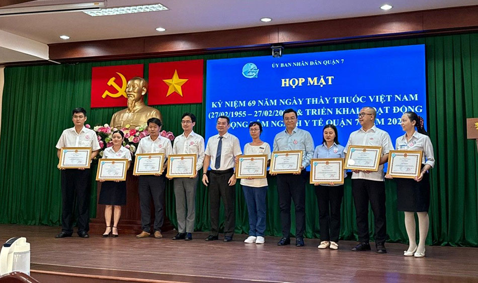 PhD. Dr Do Trong Khanh (the 4th from right) represented FV to receive the certificate of recognition for contribution in developing health stations in D7