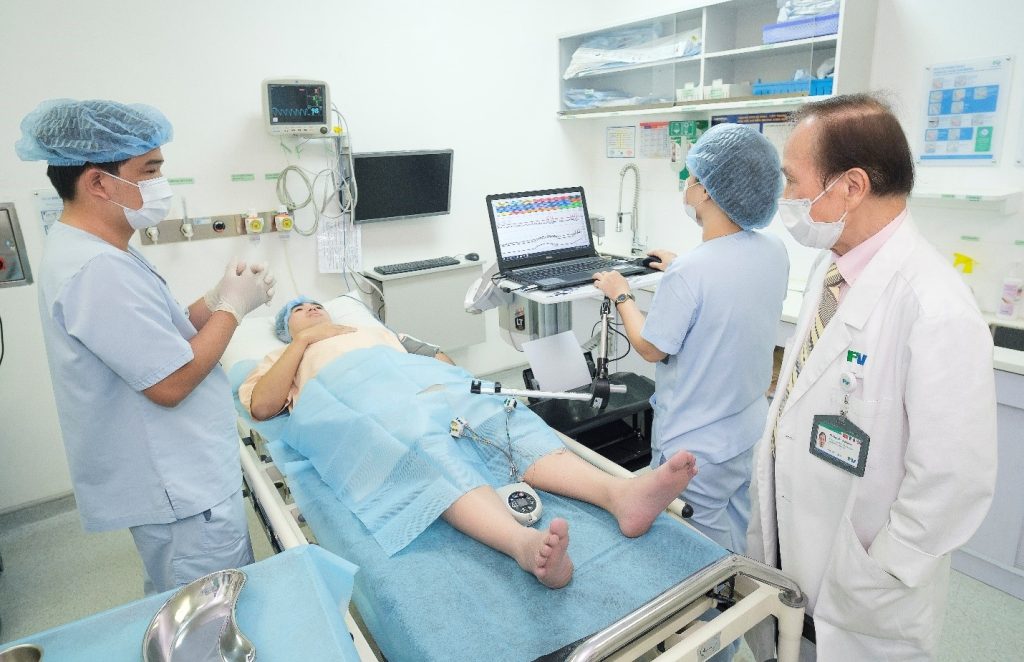 Bác sĩ Nguyễn Văn Nhàn và đội ngũ FV đo niệu động lực học cho bệnh nhân