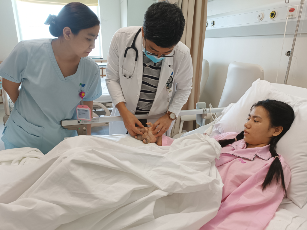 Bác sĩ Trung thăm khám cho một bệnh nhi bị dị dạng mạch máu được Quỹ Nâng bước Tuổi thơ bảo trợ (Ảnh: FV)