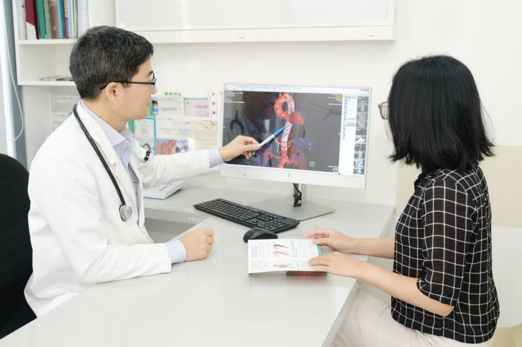 Doctor Luong Ngoc Trung advises a patient on vascular disease.