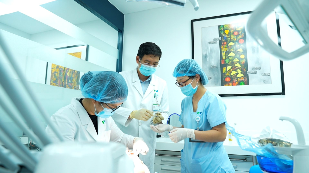 Tiến sĩ, Bác sĩ Nguyễn Thanh Tùng - cùng ekip tiến hành điều trị răng miệng ngoại trú cho bệnh nhân, bệnh nhân có thể tự há miệng dễ dàng hơn (hình nhỏ) 