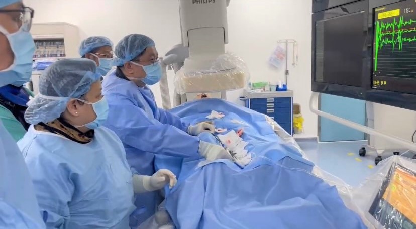 BS. Suwanagool và BS.Minh đã thực hiện thủ thuật trên 2 ca bệnh thực tế tại phòng Can thiệp tim mạch (Cathlab)