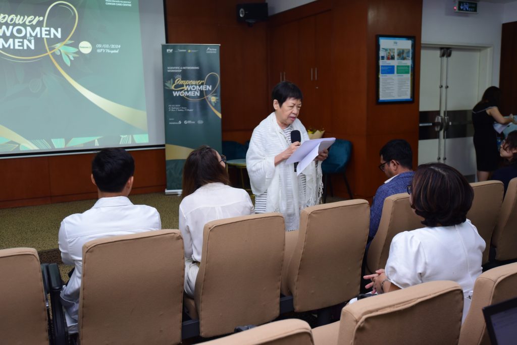 Chủ tọa - PGS.TS.BS. Cung Thị Tuyết Anh (Giảng viên cấp cao Đại học y Dược TPHCM) điểm qua các thành tựu nghiên cứu của các diễn giả trong chương trình và dẫn dắt sự kiện