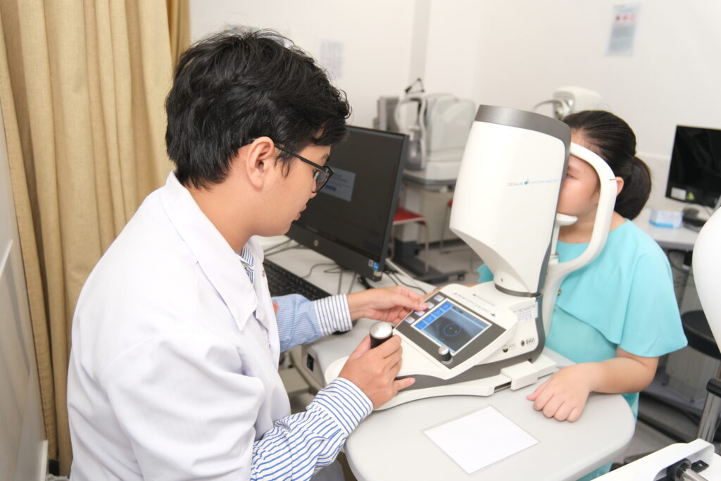 Máy Myopia Master tích hợp AI giúp giúp dự đoán, phân tích mức độ tiến triển cận thị ở trẻ