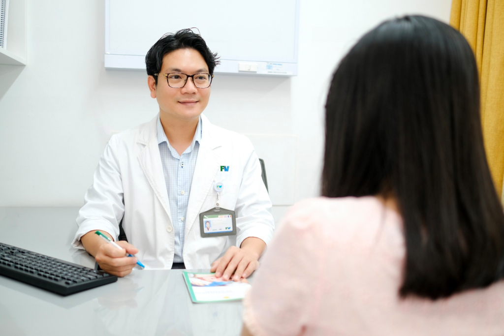 Vo Trieu Dat, MD, MSc, Deputy Head of the Obstetrics & Gynaecology Department at FV Hospital, explained the condition of uterine fibroids to the patient