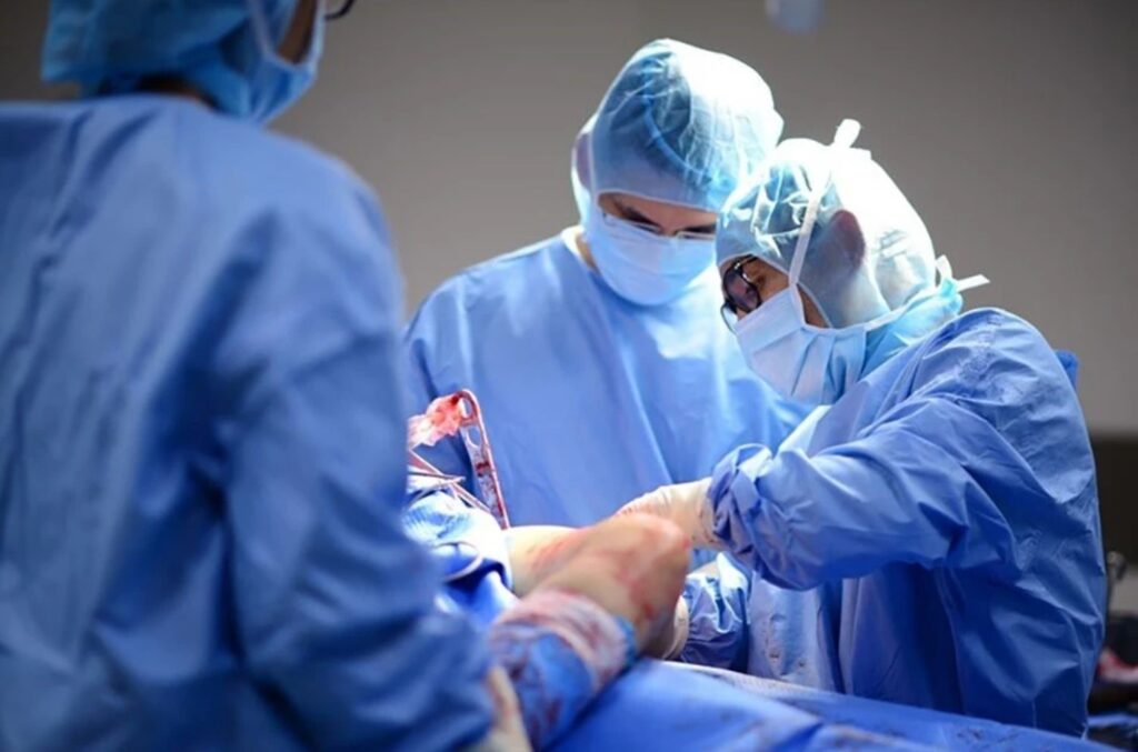  Le Trong Phat, MD, PhD, works with his surgical team in FV’s high-tech operating room.