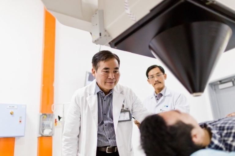 Dr Nguyen Van Te, Head of Nuclear Medicine Department at FV Hospital, performs thyroid imaging for patients.