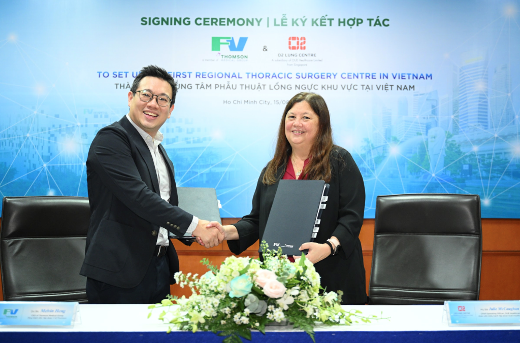 TS.BS Melvin Heng, Tổng Giám đốc Tập đoàn Y tế Thomson và bà Julie Mc Caughan – Giám đốc vận hành của OUE Healthcare Limited ký kết biên bản hợp tác thành lập Trung tâm Phẫu thuật Lồng ngực tại Bệnh viện FV