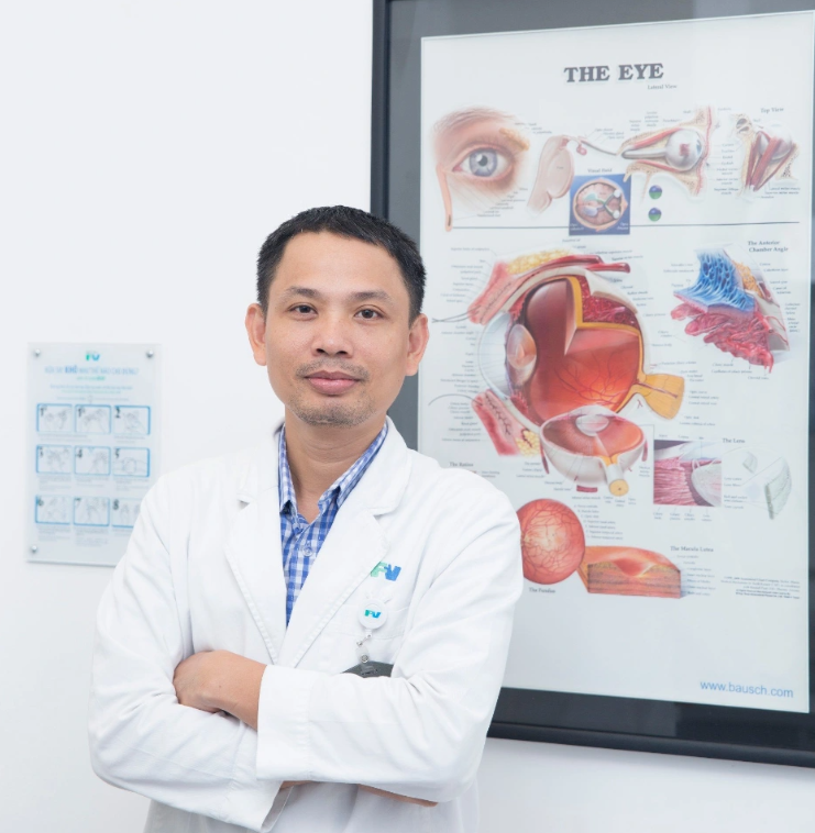 To recognize cataract syndrome in children, Dr Hoang Chi Tam advises parents to observe their child's eyes