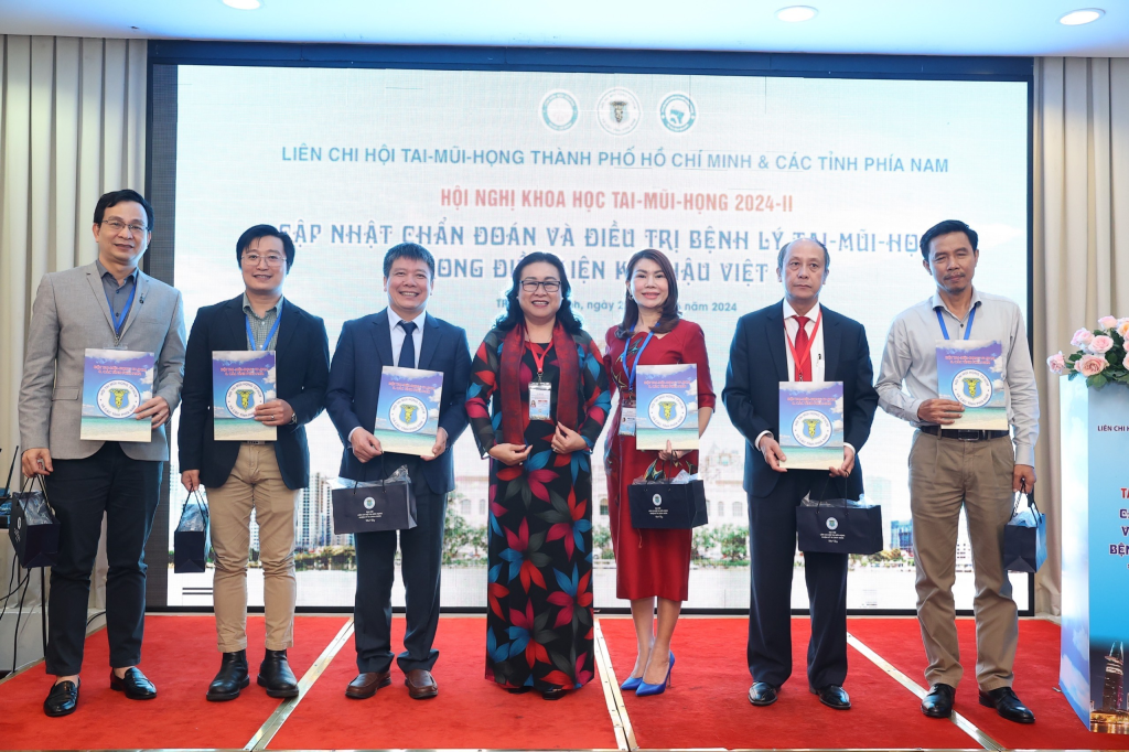 Assoc. Prof. Nguyen Thi Ngoc Dung, MD, PhD = President of the Ho Chi Minh City Medical Association (center), and Specialist Level II, Nguyen Viet Quynh Thu, MD, MSc. Head of Dietetics & Nutrition Department at FV Hospital (to the right), with other speakers during Session 2.