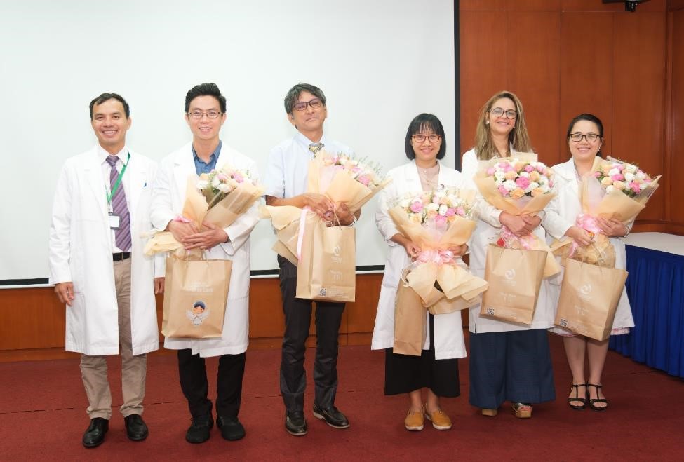 Vu Truong Son, MD, MSc., Acting Medical Director (on the left), presented gifts as a token of appreciation to the speakers.