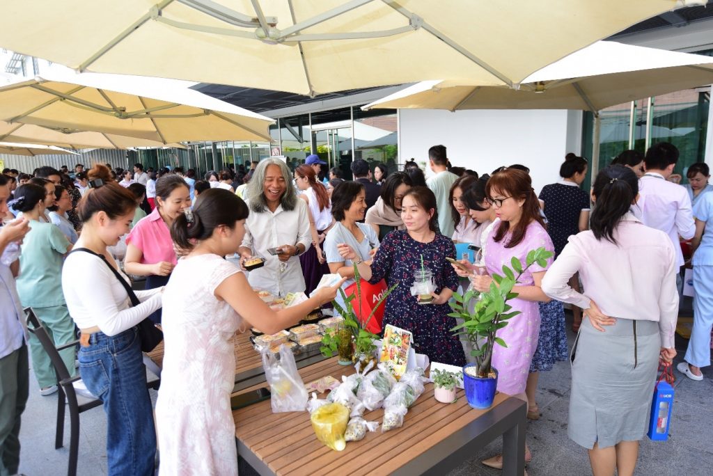 The food fair took place in a lively atmosphere.