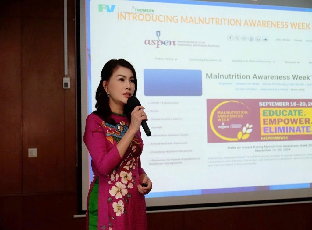 Specialist Level II, Nguyen Viet Quynh Thu, MD, MSc (Head of Dietetics & Nutrition Department) training about the nutritional care process for patients with malnutrition.