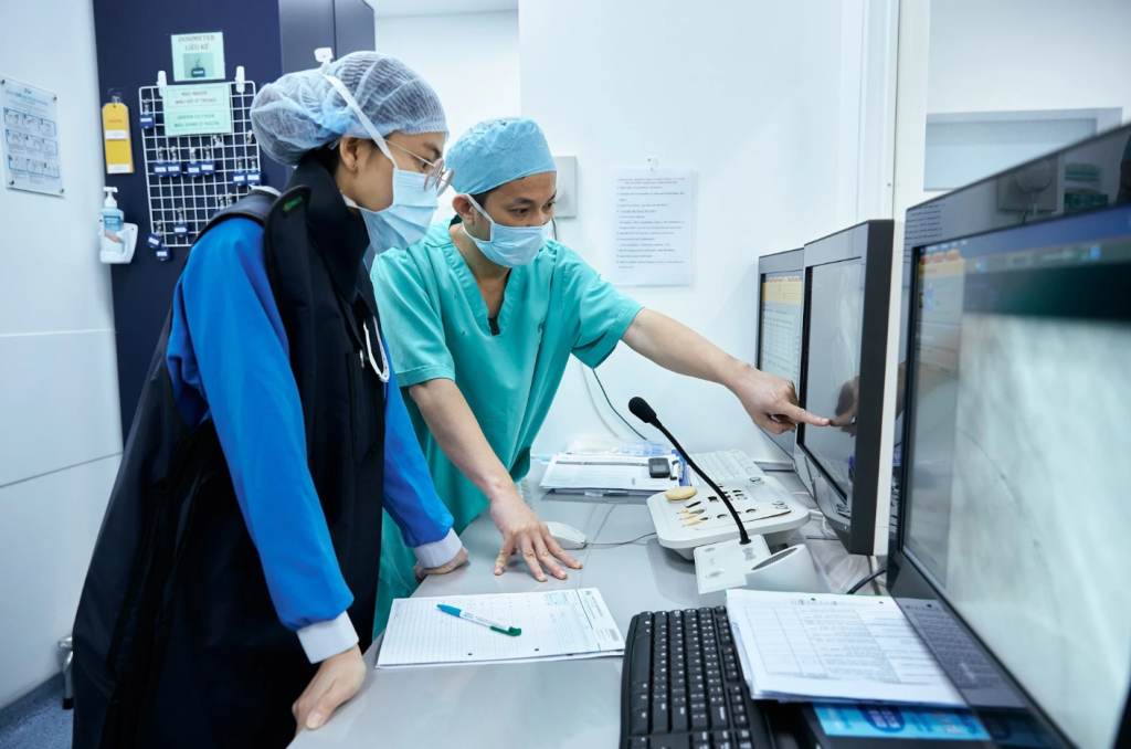 TS.BS Hồ Minh Tuấn và đồng nghiệp tại phòng Cathlab.