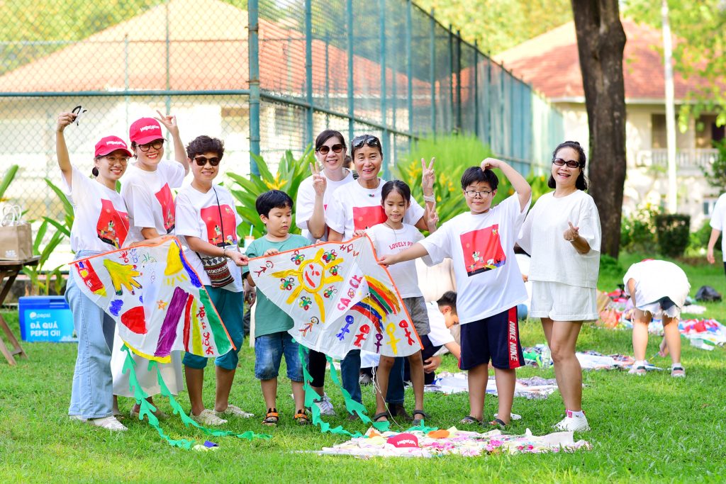 Beyond kite-flying, the event included engaging activities such as kite decorating and presentations, where participants showcased their unique creations.