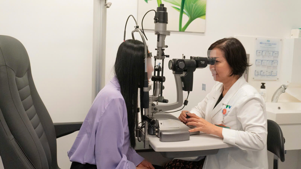 Dr Mai examines Ms V. Serley's eyes after presbyopia surgery