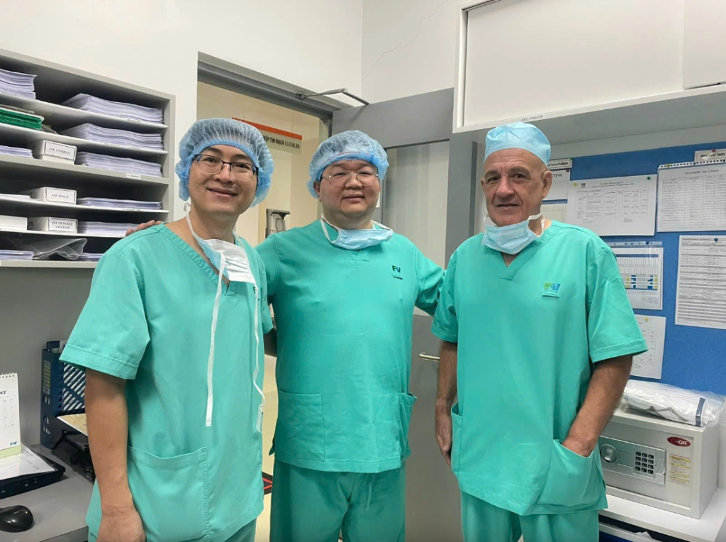 Dr. Su Jang Wen (center) and the medical team at FV Hospital performing surgery on patient D