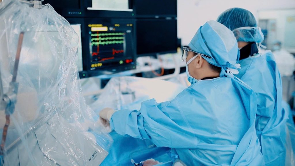 Dr. Ho Minh Tuan and his team perform the transcatheter aortic valve replacement (TAVI) procedure using the Evolut™ FX valve.