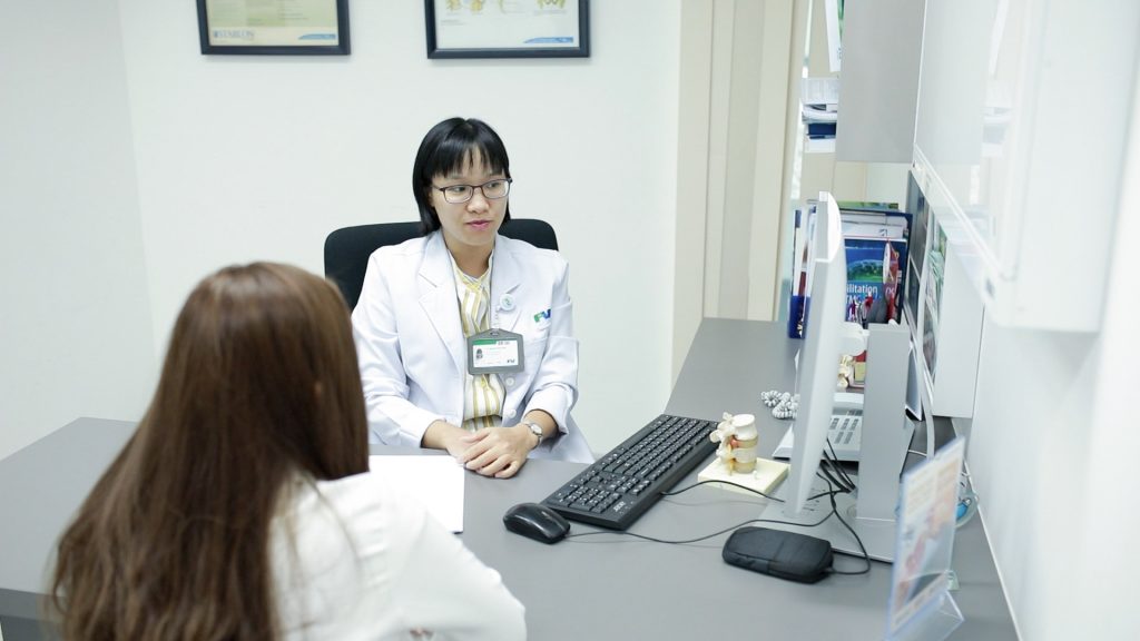 Dr Nguyen Nam Binh, Specialist Level I at the Pain Clinic, FV Hospital, conducts patient examination.