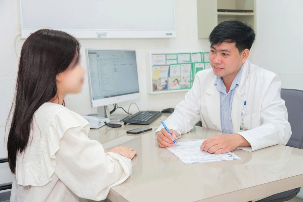 Dr Huynh Huu Danh consults the patient on the endovascular intervention procedure for treating uterine fibroids.