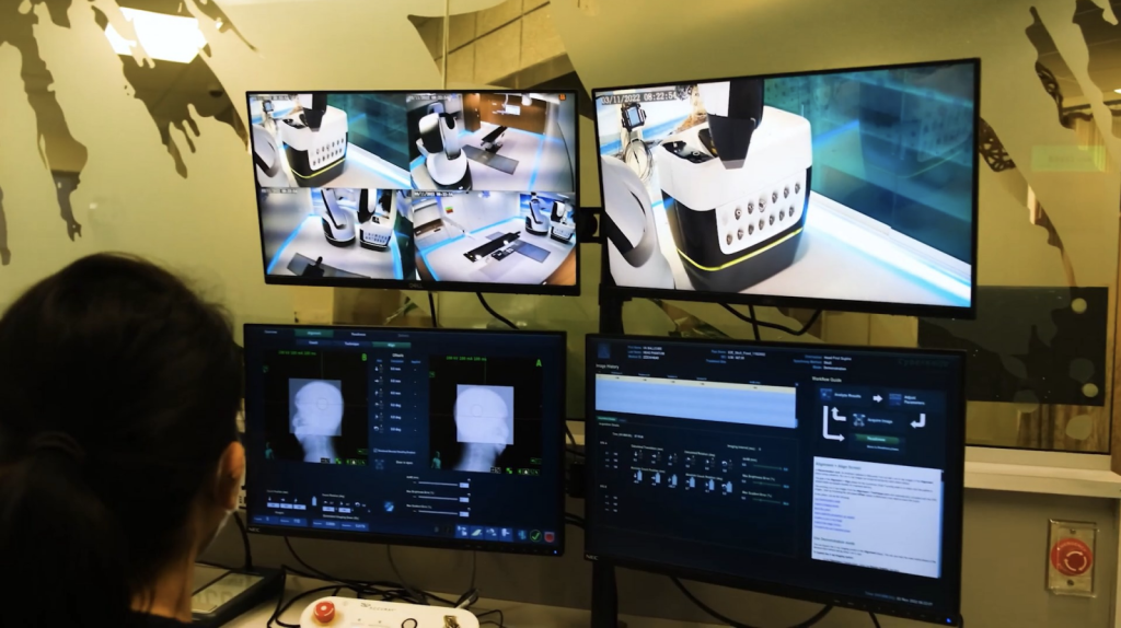 Bên trong một phòng điều khiển của hệ thống xạ phẫu CyberKnife S7