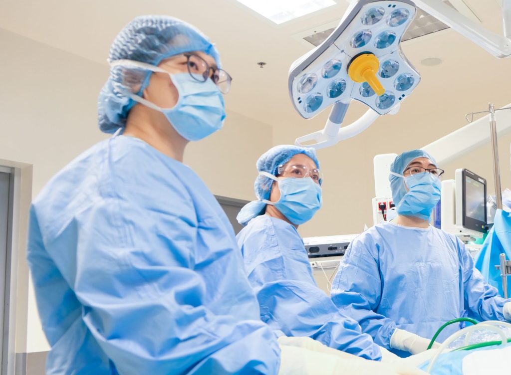 Dr Luong Ngoc Trung and team perform a minimally invasive lobectomy
