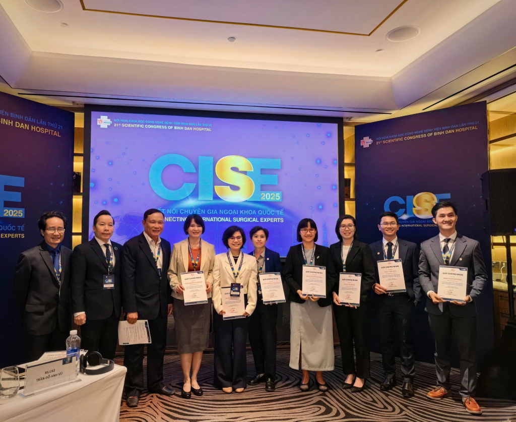 Dr Nam Binh takes commemorative photos with the speakers