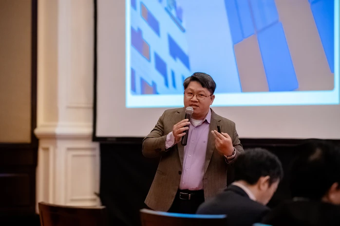 Bác sĩ Minh trình bài bài báo cáo khoa học trong một hội nghị khoa học quốc tế